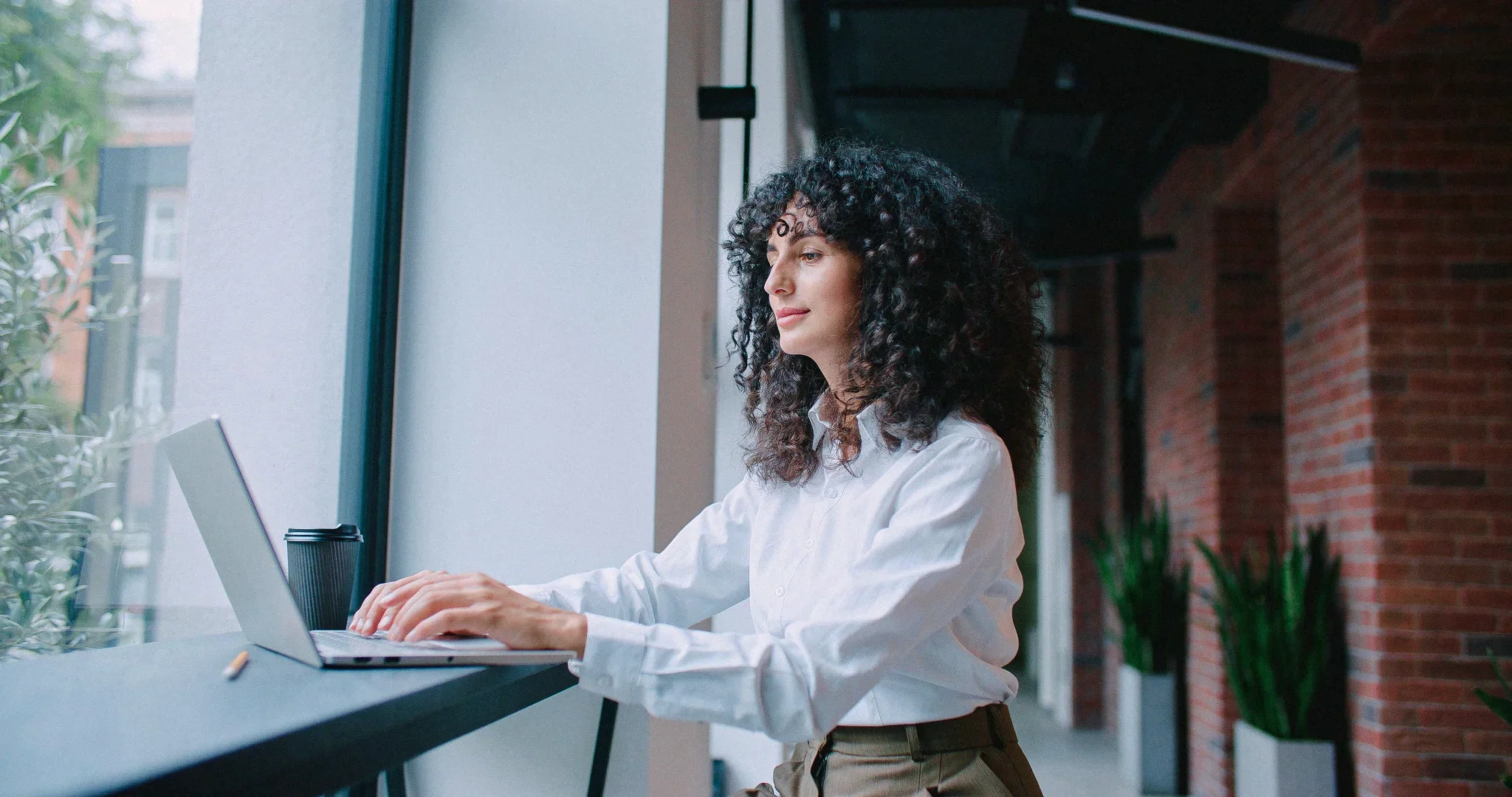 Estudiante trabajando en una computadora